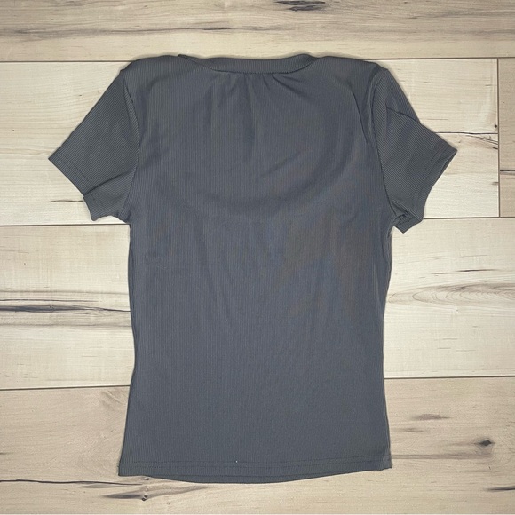 Gray Ribbed Scoop Neck Short Sleeve Top size S - Picture 2 of 2